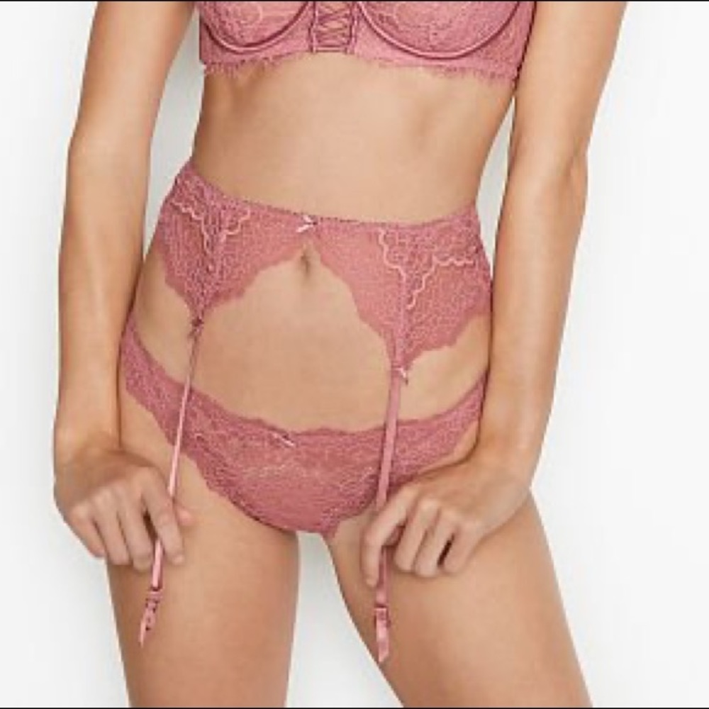 Victoria’s Secret Dream Angels Floral Lace Garter Belt